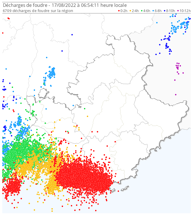 Mitraillage de foudre en cours sur le #Var. Toutefois, pour le moment, c'est l'#Hérault qui arrive en tête des départements les plus foudroyés depuis hier (près de 8.000 éclairs), suivi par les Bouches-du-Rhône (près de 5.000 éclairs). Stats complètes : 