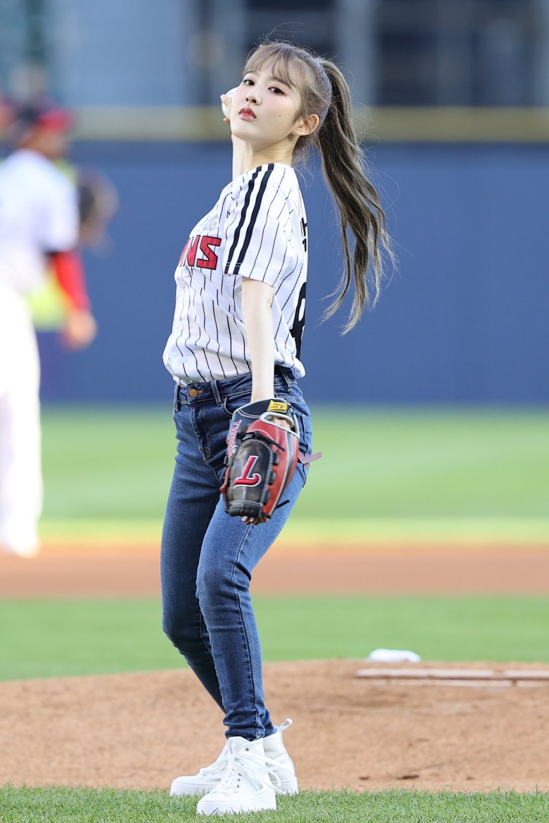 kvibe_yonhap's tweet photo. Sieun a member of #STAYC (@STAYC_OFFICIAL) throws the first pitch for KBO league!😍⚾️ 

#Sieun #KBOleague #LGtwins #samsunglions #STAYC #스테이씨 #세은

https://t.co/0fhqLra1wo https://t.co/CHxL87g7UR