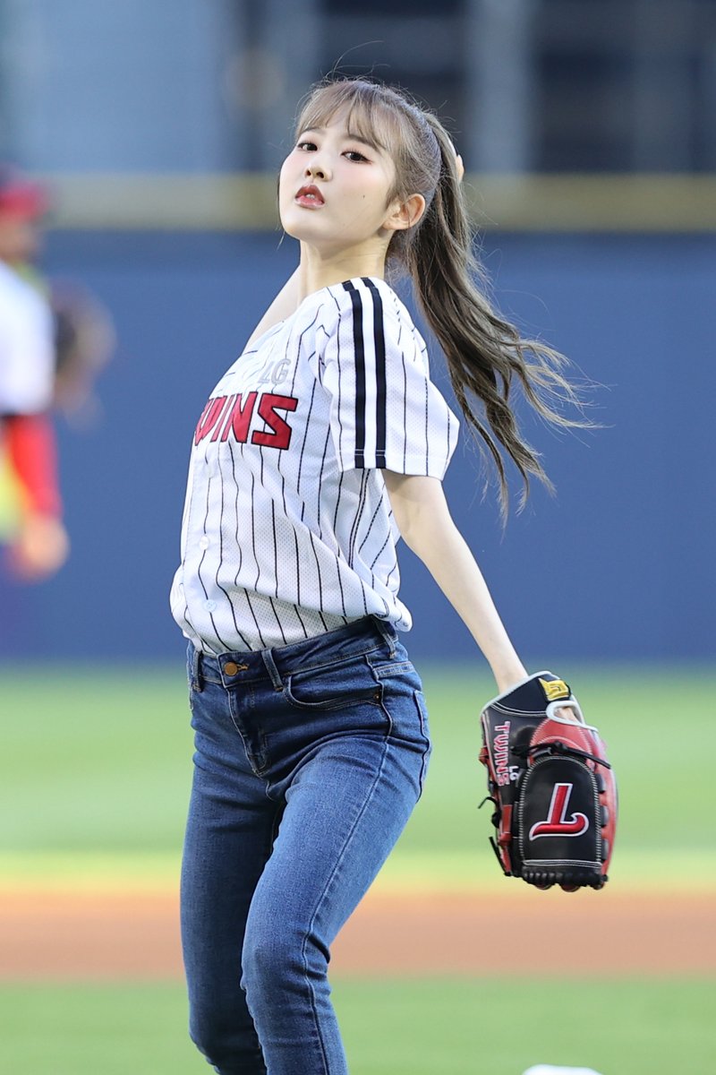 kvibe_yonhap's tweet photo. Sieun a member of #STAYC (@STAYC_OFFICIAL) throws the first pitch for KBO league!😍⚾️ 

#Sieun #KBOleague #LGtwins #samsunglions #STAYC #스테이씨 #세은

https://t.co/0fhqLra1wo https://t.co/CHxL87g7UR