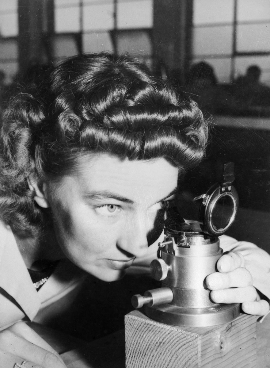 For Defence scientists in 🇦🇺, glass remains crucial to the science, technology and innovation eco-system in which they work. #DYK Defence scientists played a major role in pioneering the optical glass industry in Australia.🔬 📖 bit.ly/3AoTc7H #YourADF #ScienceWeek