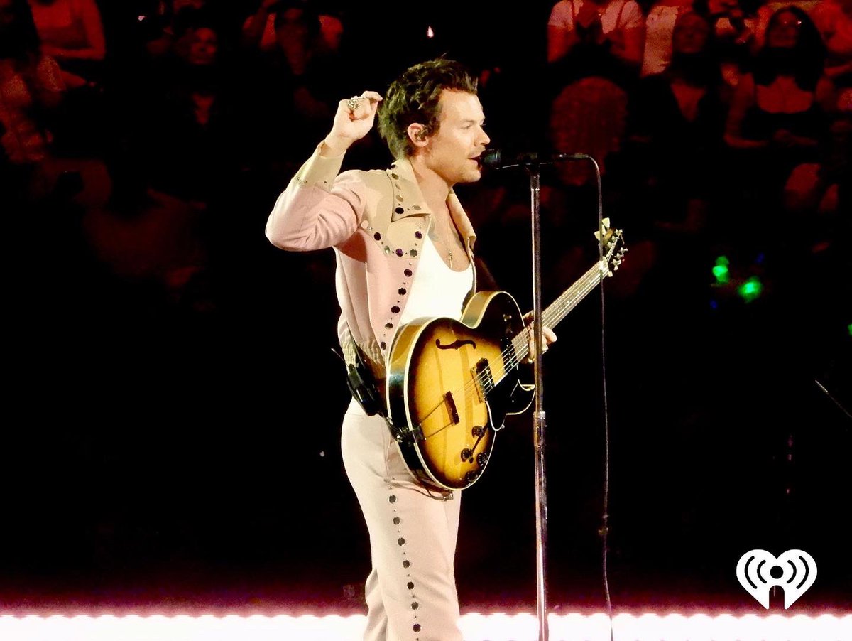 iHeartRadioCA's tweet photo. In this world, it's just us 😍🙌🏼 @Harry_Styles #LoveOnTour #toronto Night 2 🎶
#HSLOT #HarryStyles #harrystylestoronto #HSLOTToronto https://t.co/7HM5OVRHuh