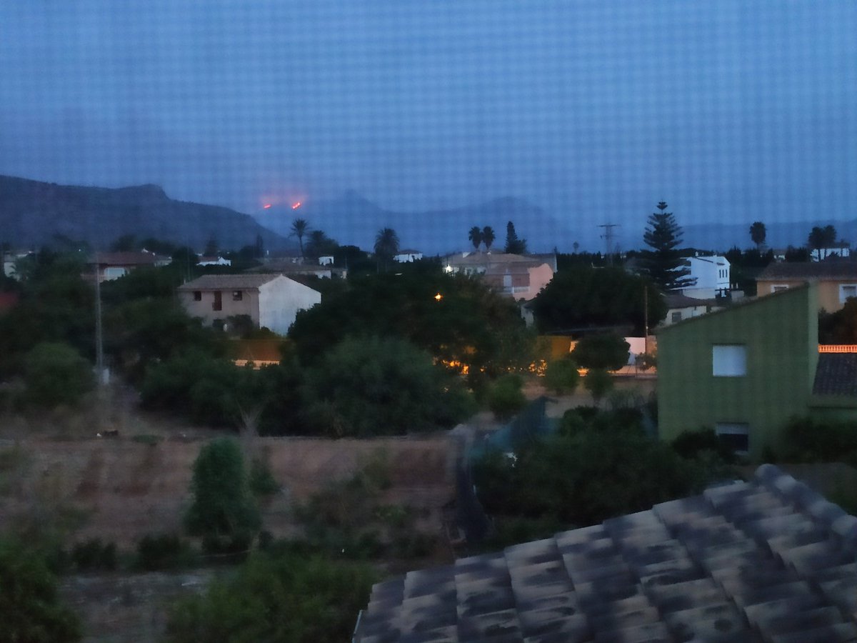alnobal's tweet photo. El foc d' #IFValldEbo ja es veu des de Pedreguer per dalt de Tormos.
06:49h
Molts ànims a totes i tots. https://t.co/SB5B3bkEgs