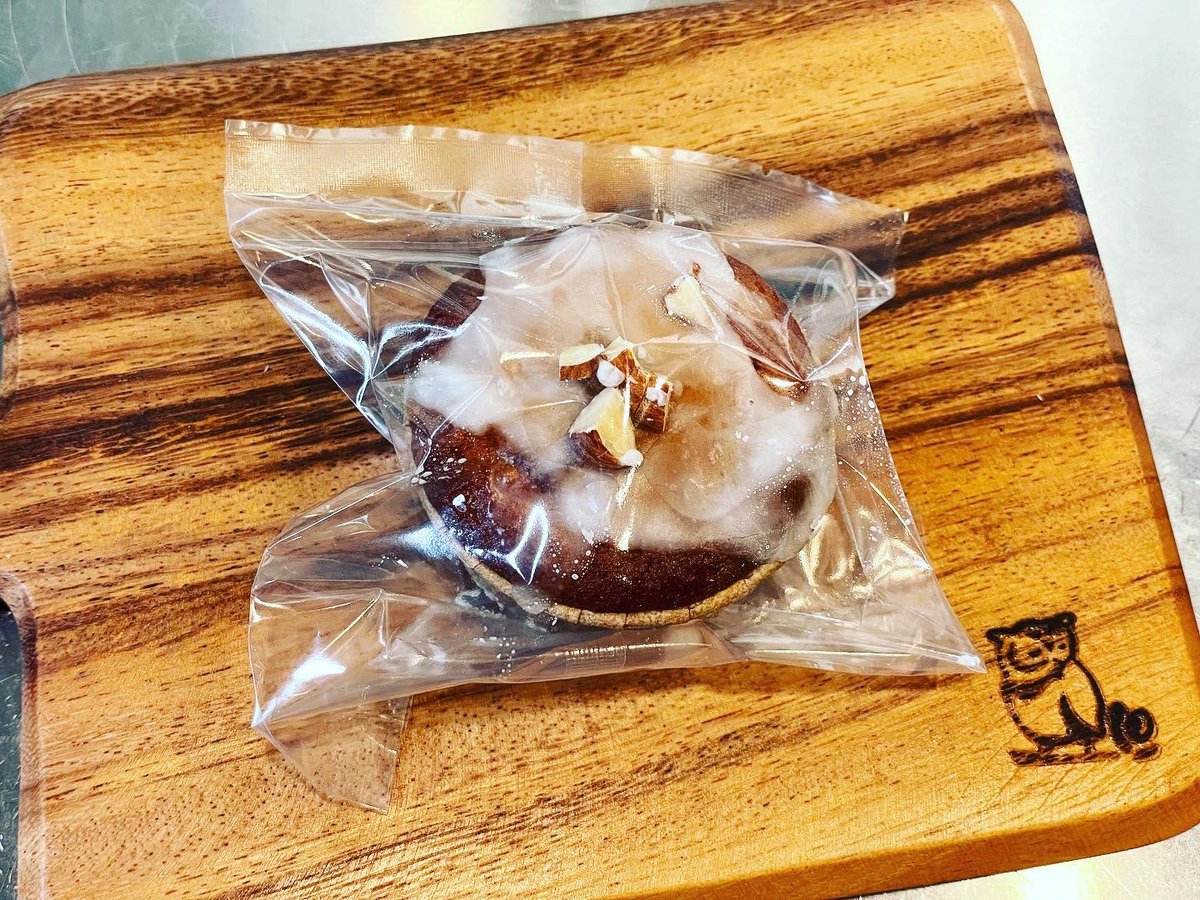 OWL_hanare's tweet photo. 今日のオススメは南足柄産の甘夏と白チョコがキラリと光るカップケーキと追加焼きした定番鉄板のプレーンスコーンです！
はなれのスコーンは北海道産小麦を数種ブレンドし伊勢の白餡を配合したしっとりさっくりほろりの優しい甘さのスコーンです。是非一度は、お試しください！ https://t.co/5rs3WaiH0A