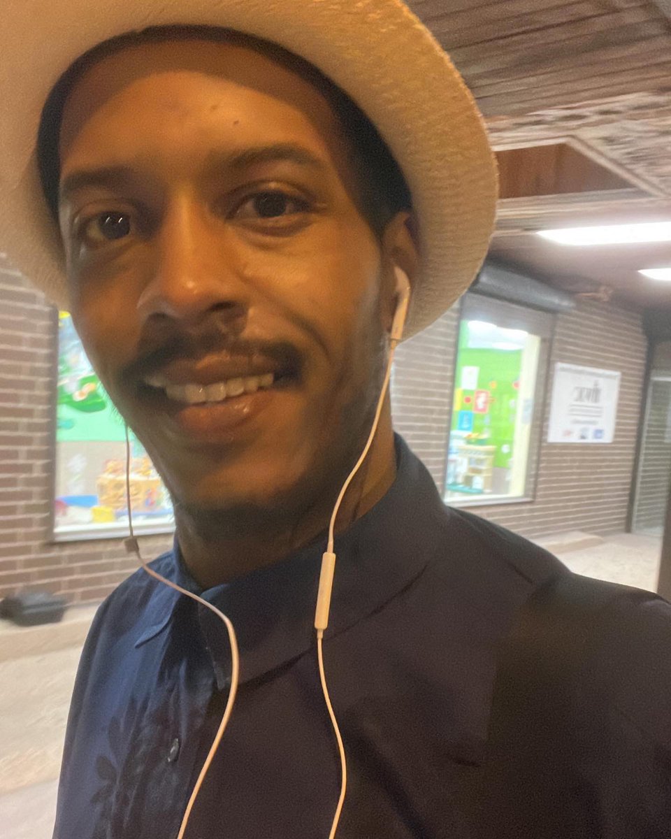 IBoulevardez's tweet photo. Englewood where it’s all good 😉😎 #ChicagoSummers #CoachBoy https://t.co/gMxsHnV23i