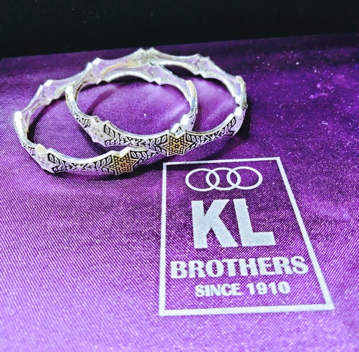 KLadhaji's tweet photo. that’s beautifully simple that you can wear to work. Shop for this beautiful silver ornament
#silverjewellery #banglescollection #wear#klinvention #dhule https://t.co/Ps1Gg9bRWd