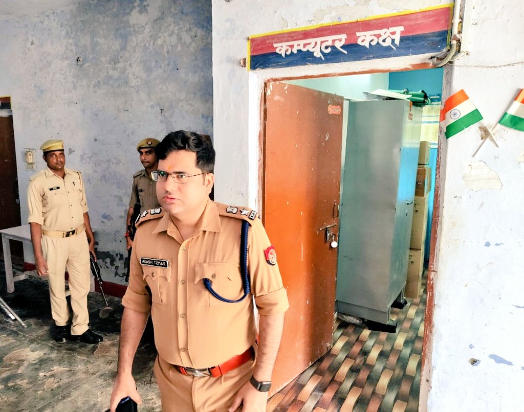 gondapolice's tweet photo. #SPGonda @akashtomarips ने थाना कौड़िया का किया औचक निरीक्षण, संबंधित को दिए आवश्यक दिशा निर्देश- https://t.co/lGCD5g3fpb
