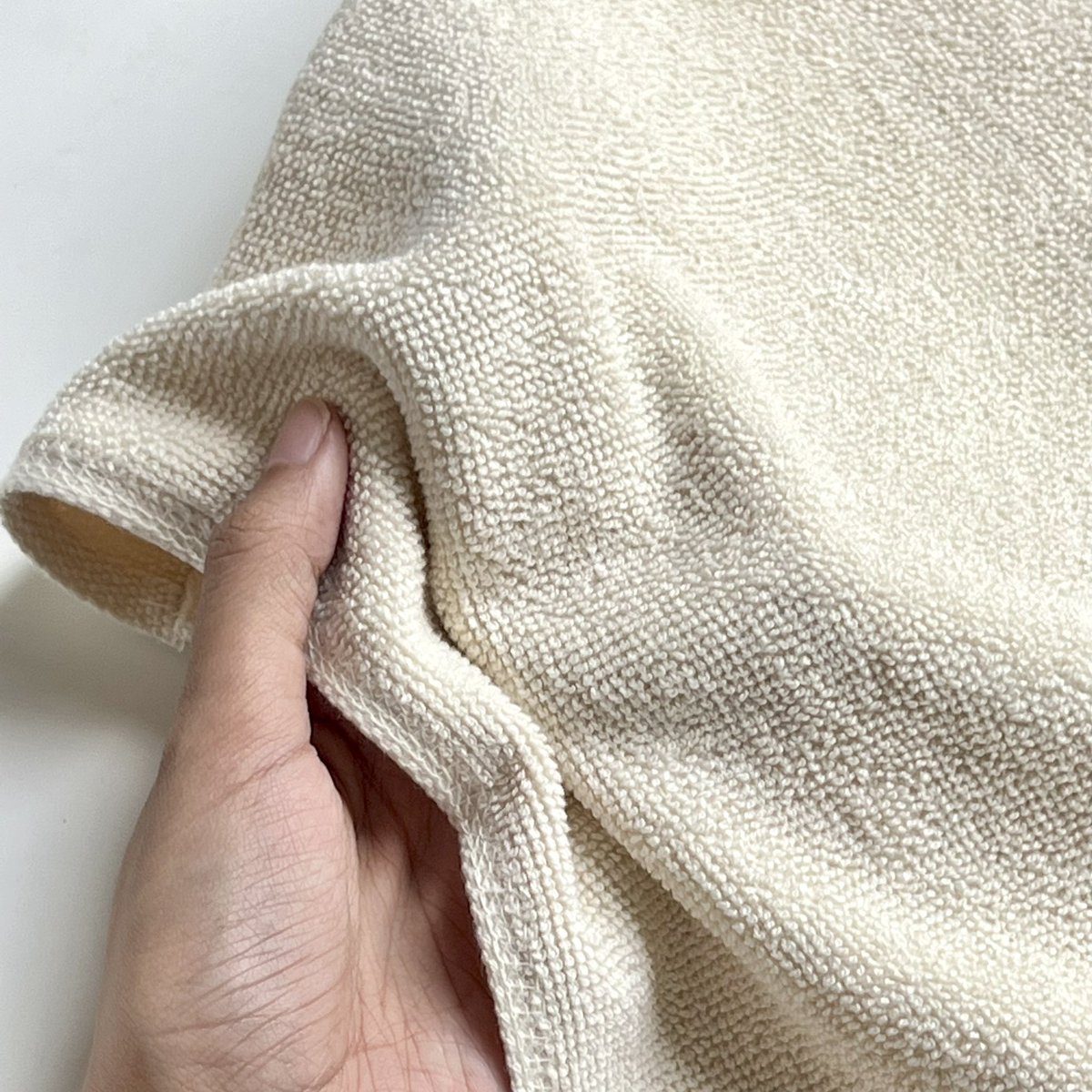 itfeelstory's tweet image. ผ้าขนหนูอันนี้คือนุ่ม สบายผิวมาก ชอบเอามาเช็ดหลังล้างหน้า สังเกตได้เลยว่าสิวผด สิวอักเสบที่หน้าลดลง ไม่ค่อยขึ้น น้องมีส่วนจริงๆ แห้งเร็วแล้วไม่อับ ช่วยยับยั้งแบคทีเรียด้วย เหมาะกับคนผิวแพ้ง่าย เป็นสิวง่าย ปกติใช้ทิชชู่ซับหน้า ตอนนี้มาใช้ผ้าขนหนูแล้ว ประหยัดกว่าเยอะเลย