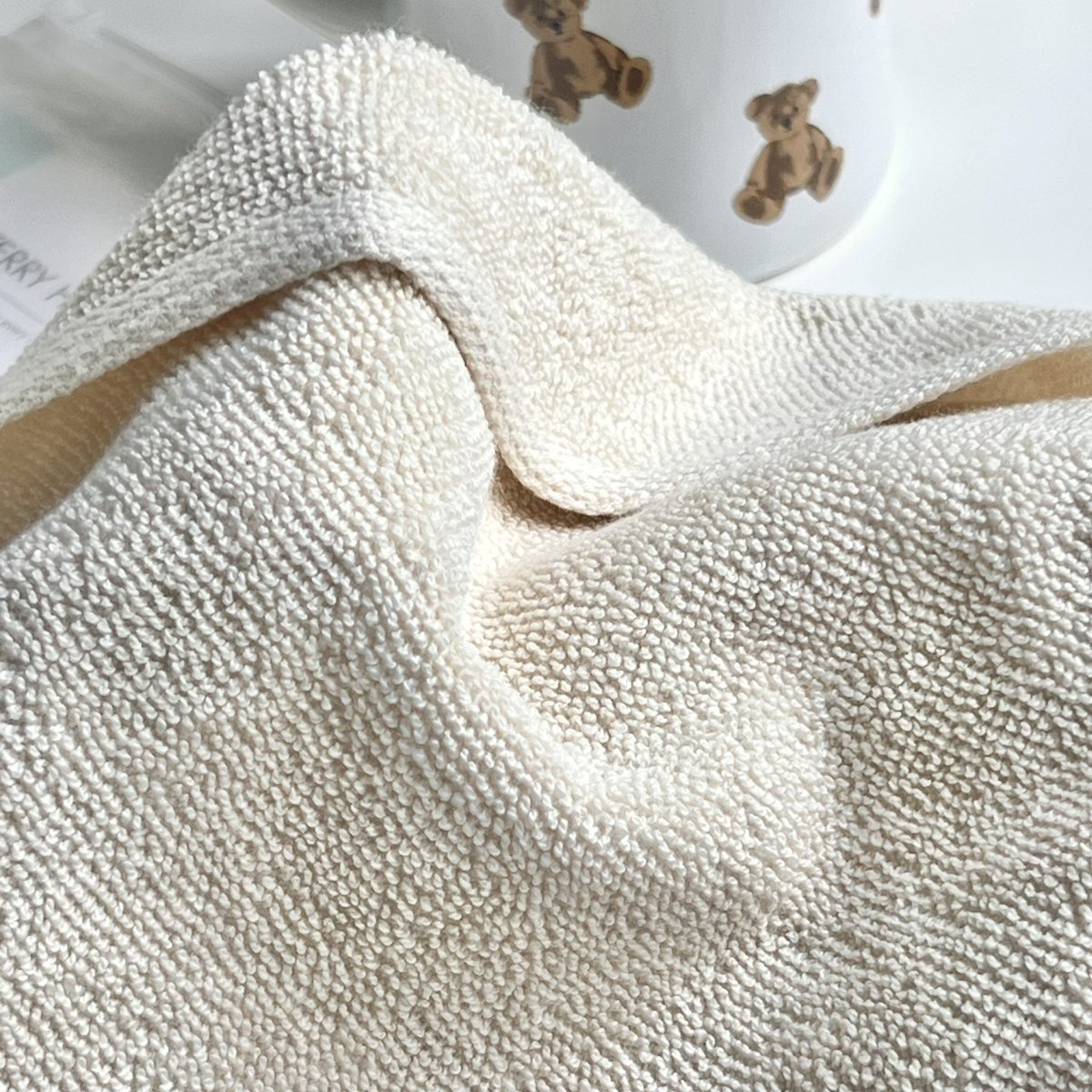 itfeelstory's tweet image. ผ้าขนหนูอันนี้คือนุ่ม สบายผิวมาก ชอบเอามาเช็ดหลังล้างหน้า สังเกตได้เลยว่าสิวผด สิวอักเสบที่หน้าลดลง ไม่ค่อยขึ้น น้องมีส่วนจริงๆ แห้งเร็วแล้วไม่อับ ช่วยยับยั้งแบคทีเรียด้วย เหมาะกับคนผิวแพ้ง่าย เป็นสิวง่าย ปกติใช้ทิชชู่ซับหน้า ตอนนี้มาใช้ผ้าขนหนูแล้ว ประหยัดกว่าเยอะเลย