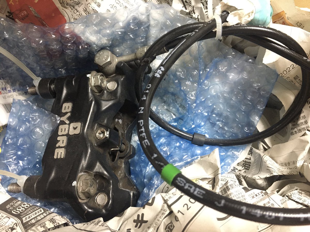kitamijun's tweet photo. 10数年ぶりにヤフオクとやらで落札した
ブツをニンマリと眺めてる🤩✨

#KTM
#閣下型125
#BYBRE https://t.co/gqk8nHIns4