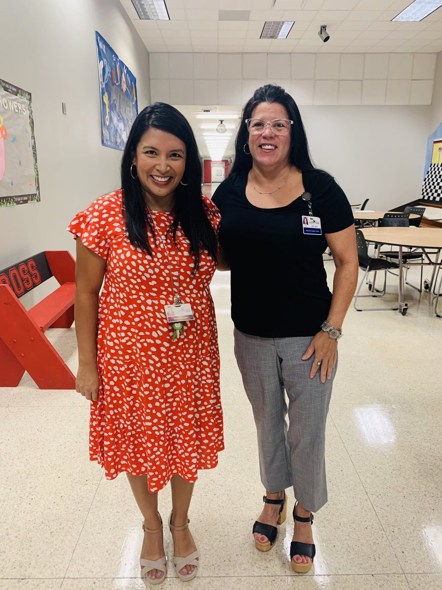 OliviaQRuiz1's tweet photo. Thank you, Mrs. Baca for your support today! #BackToSchool2022
#firstdayofyear14 #transitionday
#TRRFC #peoplepurposepromise #ccisd #rossroadrunner #BetterTogether https://t.co/Oz9z5j4obu