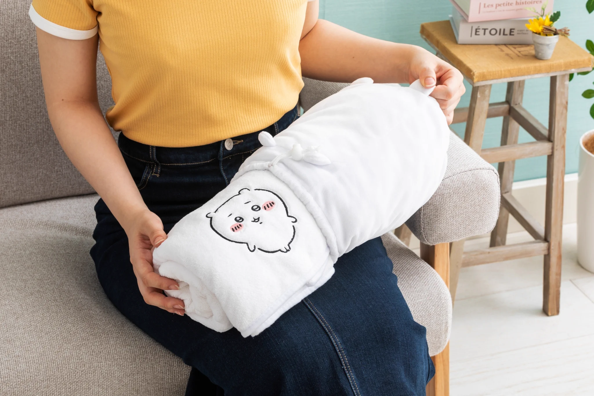 ちいかわ 低反発クッション 収納ボックス ブランケット ちいかわグッズ公式 on X: 