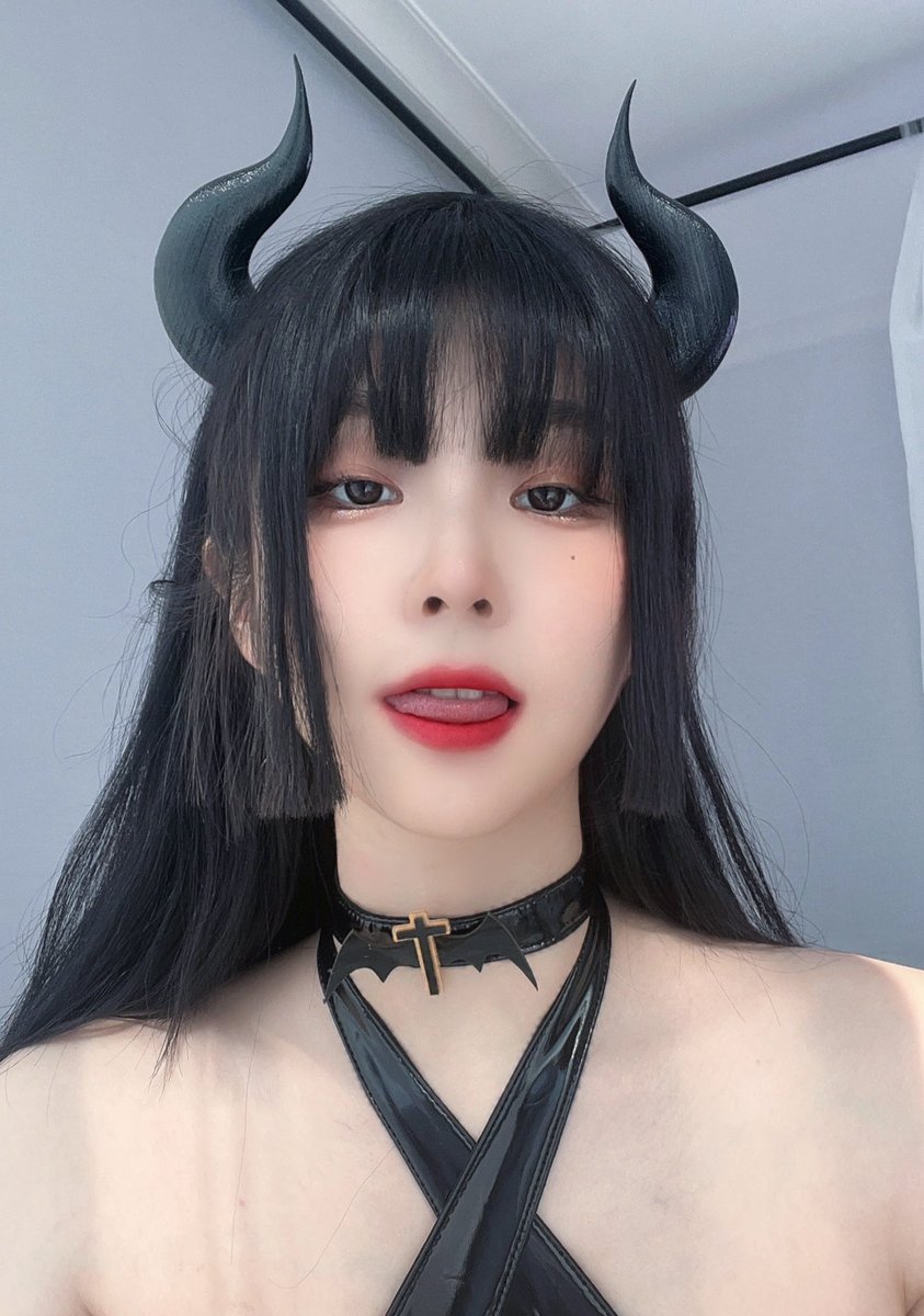 amigaria/namoraria comigo?

apelido: Meus nomes só tem 3 letras…
pronome: ela/dela
sexualidade: pan
filme fav: 10 things I hate about you
série fav: qualquer sitcom (b99)
altura: algo entre 1,50 e 1,53
signo: Aries 
animal favorito: gato
uma foto sua: