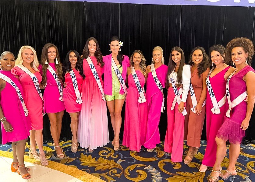 leclaireslovely's tweet photo. Pretty in pink and gorgeous in green! ๐๐
#mrsutah #mrsutahamerica #mrsamerica #mrsamericapresents #pink #green #prettyinpink #gorgeousingreen #mrs #mrspageant #pageant #pagentry #womenempowerment #womensupportingwomen https://t.co/OaeI3jaUfR