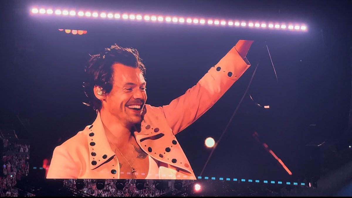 all_dunn7's tweet photo. baby, you are the love of my life 😭🤍 #harrystylestoronto #hslot #LOML @Harry_Styles @HSHQ https://t.co/0wQ86tcATG
