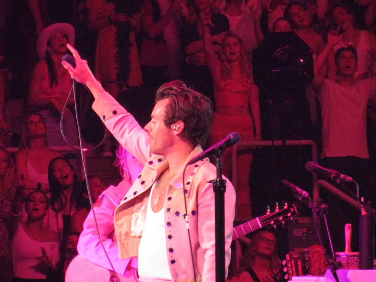 cris_rasoppi's tweet photo. What an amazing show @Harry_Styles !!! Love On Tour is incredible!! #harrystylestoronto #LoveOnTourToronto https://t.co/lHiLGxN54z
