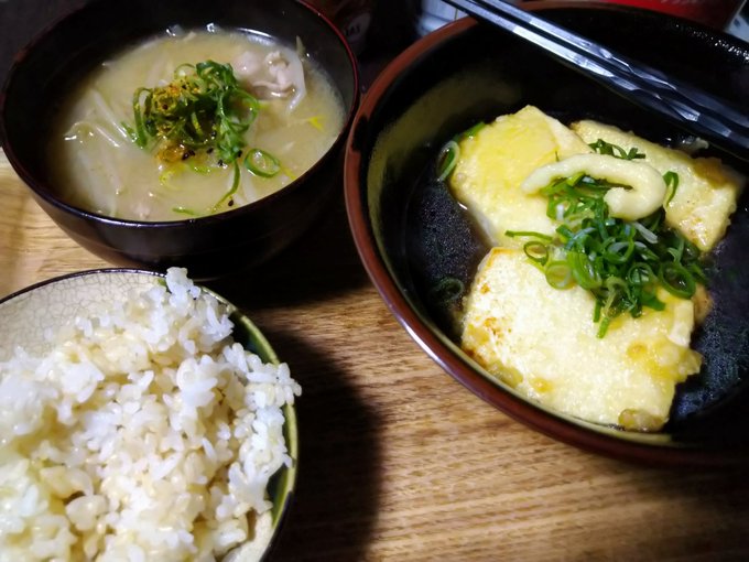 玄米ブレンドご飯、豚ひき肉ともやしのみそ汁、簡易揚げ出し豆腐。 