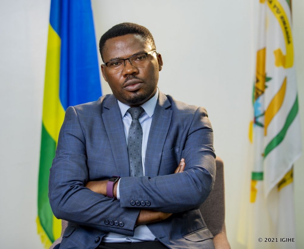IGIHE's tweet photo. Bamporiki Edouard wahoze ari Umunyamabanga wa Leta muri Minisiteri y’urubyiruko n’umuco, ni umwe mu bamaze kugaragaza ko bashenguwe n’urupfu rw’umuhanzi Yvan Buravan.
https://t.co/E3AgcnRwOx https://t.co/mVckf5iZZl