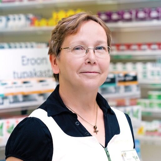 FIP_org's tweet photo. Language barriers is a key factor of health illiteracy among immigrant populations. @terasalmi, pharmacist & a FIP Foundation director talks about how #pharmacists can help solve this problem in the latest #EquityRx blog: https://t.co/XueqiXmb08 https://t.co/BxAnd0AZ2T