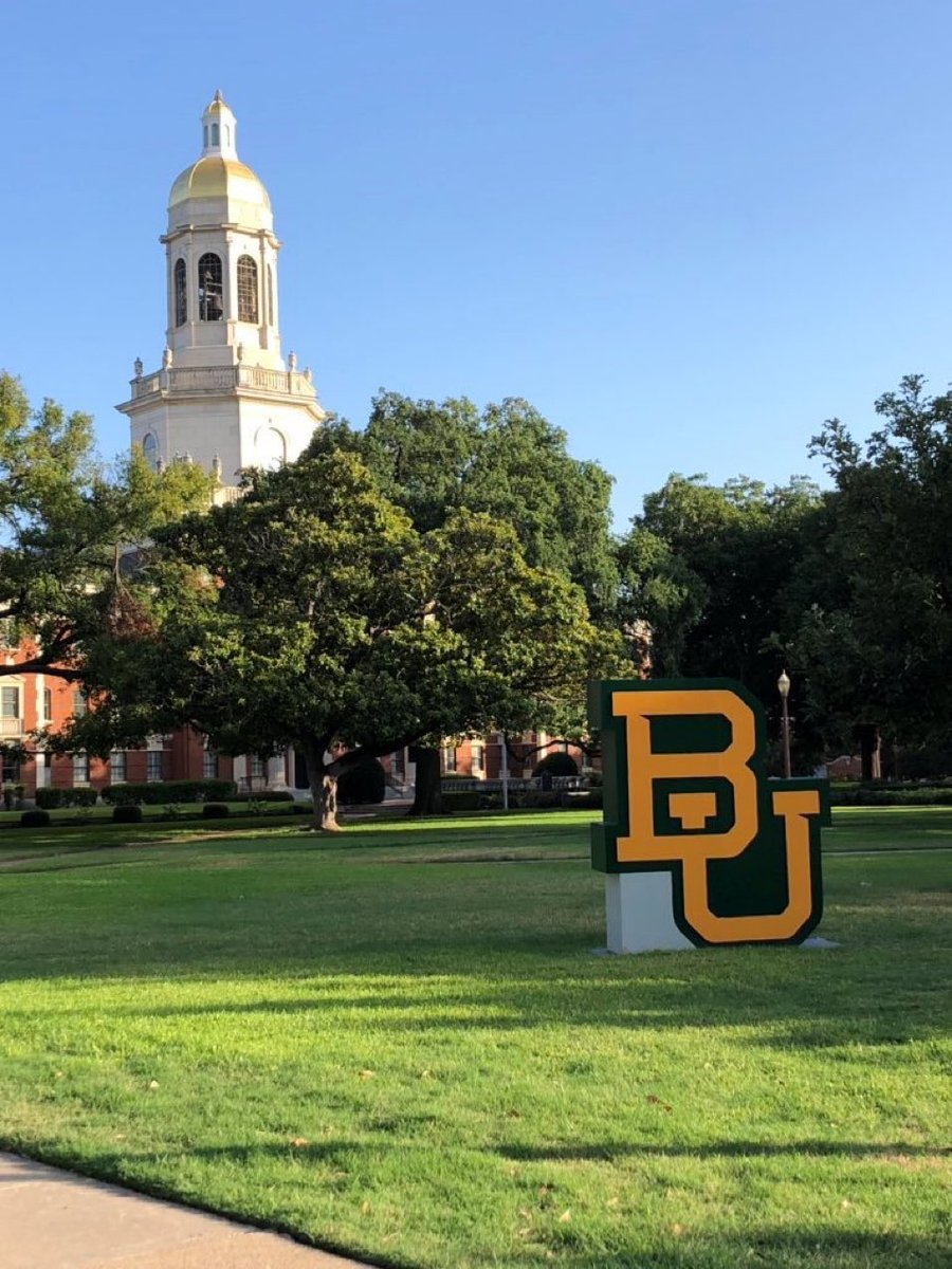 scottmc70's tweet photo. A favorite photo from the day our daughter moved in to her dorm freshman year as a member of the class of 2023. Senior year is here! @Baylor has been nothing less than the best for her. #SicEm #Baylor #senioryear Forever Grateful! 😊 https://t.co/i9YfoAveit