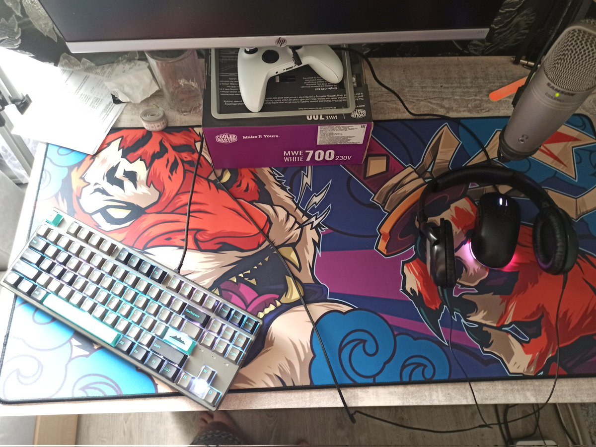 Купил себе сегодня новый коврик вот с таким интересным принтом. Наконец-то мне хватит места для мышки