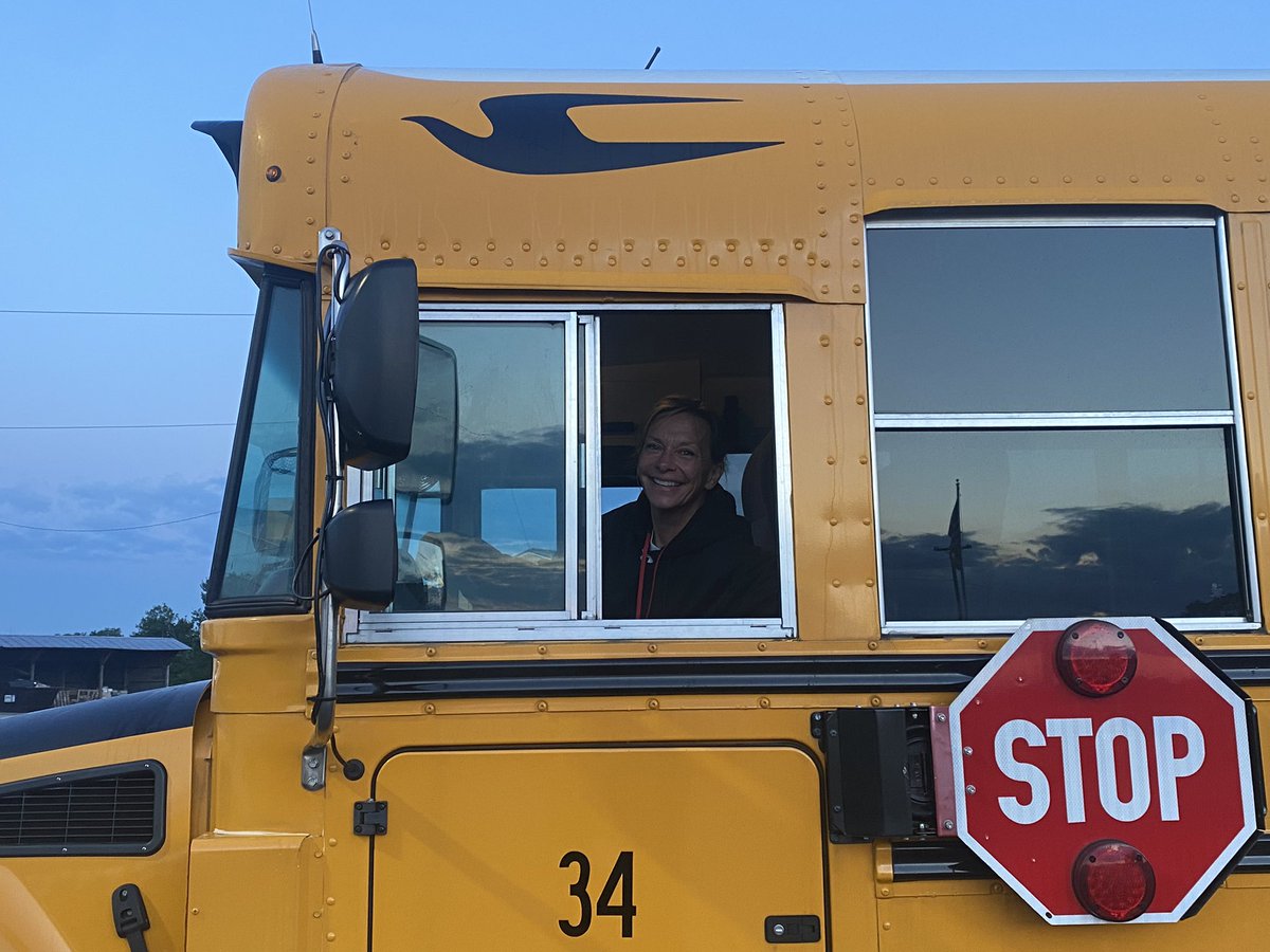 ASchirg's tweet photo. Get ready @FairbanksLocal kids (and parents:-), our busses are rolling out! Happy First Day!! #ForFairbanks #HeartMindMuscles https://t.co/6nf8cMgrCg