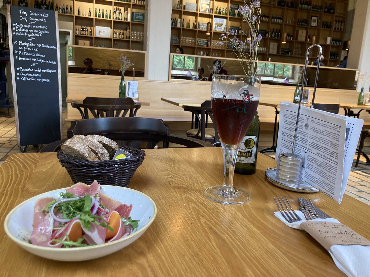 euro_tour's tweet photo. ブルージュ(ベルギー)。
本日の風景より③
デ・ハルフェ・マーン・ビール醸造所にてランチ。地ビール、ブルージュ・ゾットと共に！美味でした☺️ https://t.co/AwdNdqNqH9