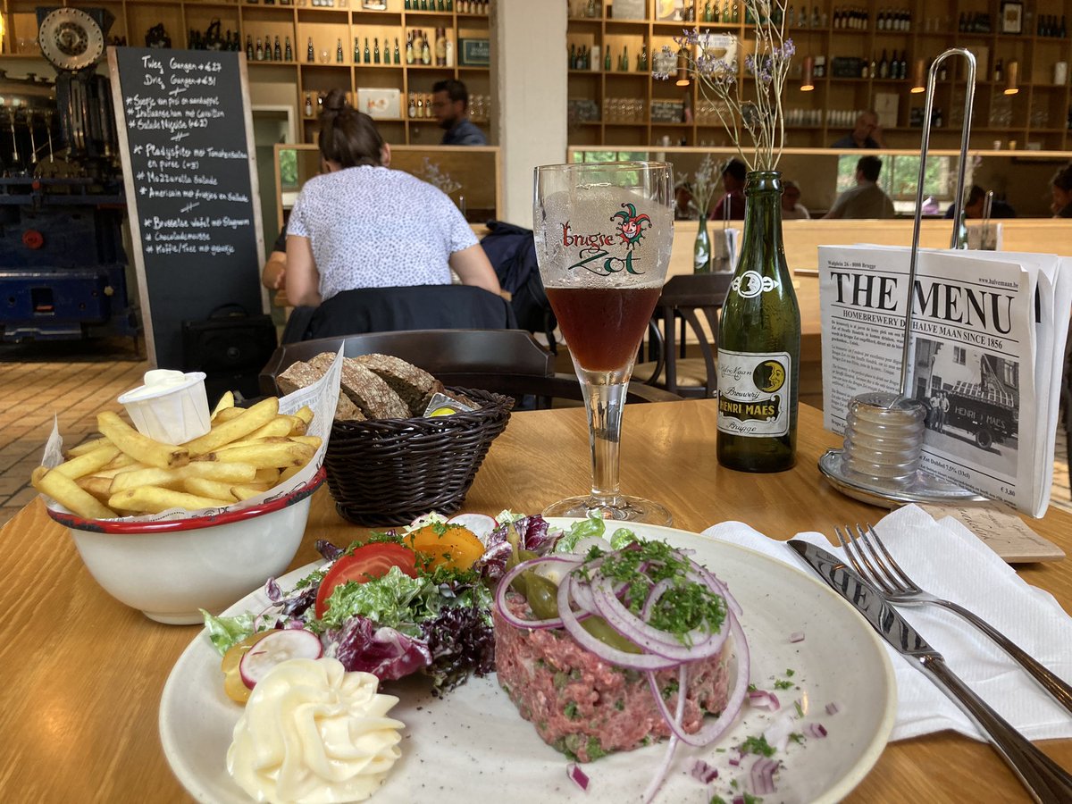 euro_tour's tweet photo. ブルージュ(ベルギー)。
本日の風景より③
デ・ハルフェ・マーン・ビール醸造所にてランチ。地ビール、ブルージュ・ゾットと共に！美味でした☺️ https://t.co/AwdNdqNqH9