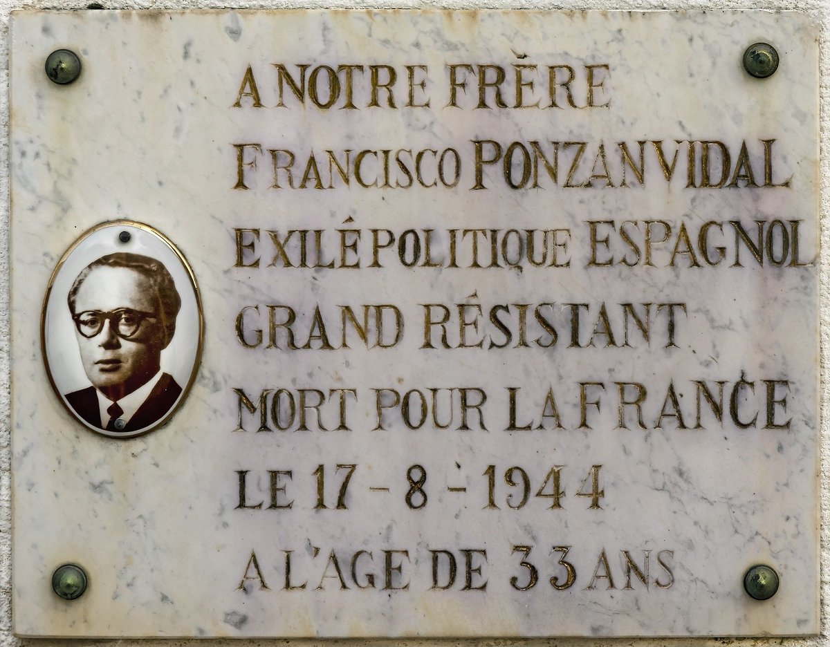 laredjuridica's tweet image. Fue capturado por la Gestapo en 1943 y ejecutado en 1944, junto a otras 50 personas, en Buzet-sur-Tarn. Esta placa se encuentra en el memorial que se instaló en el lugar del fusilamiento