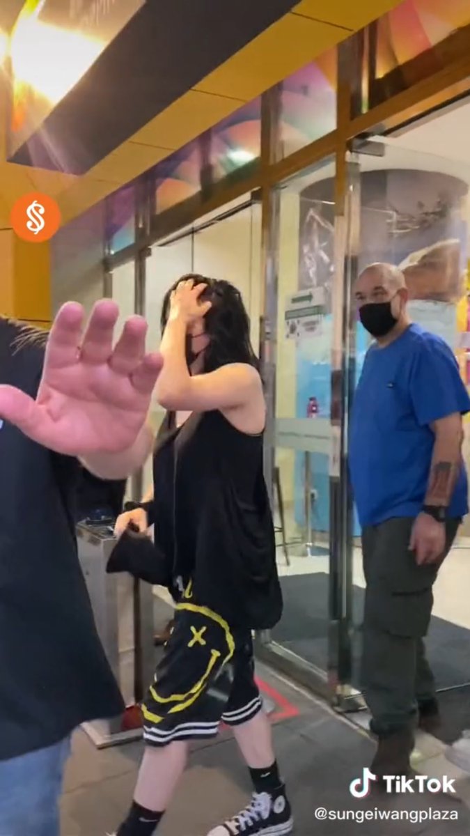 eilishsh_'s tweet photo. #billieeilish i wish y’all could’ve seen my reaction to this video because i genuinely was having trouble taking in air and my jaw was actually on the damn floor. like my jaw hurts now because it was dropped for a whole five minutes while i sat and re-watched this video. https://t.co/dmAHsbDbDR