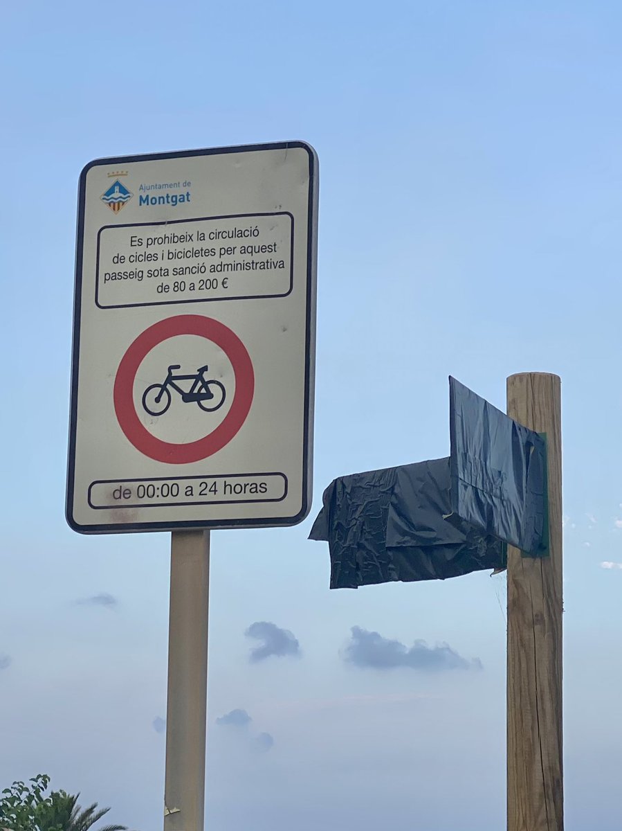 A <a href="/Montgat/">Montgat</a> tenen el Passeig Marítim de Schrödinger: al mateix temps està prohibit i permès circular en bici i al mateix temps és part i no és part de la ruta #Eurovelo8. #bicibcn