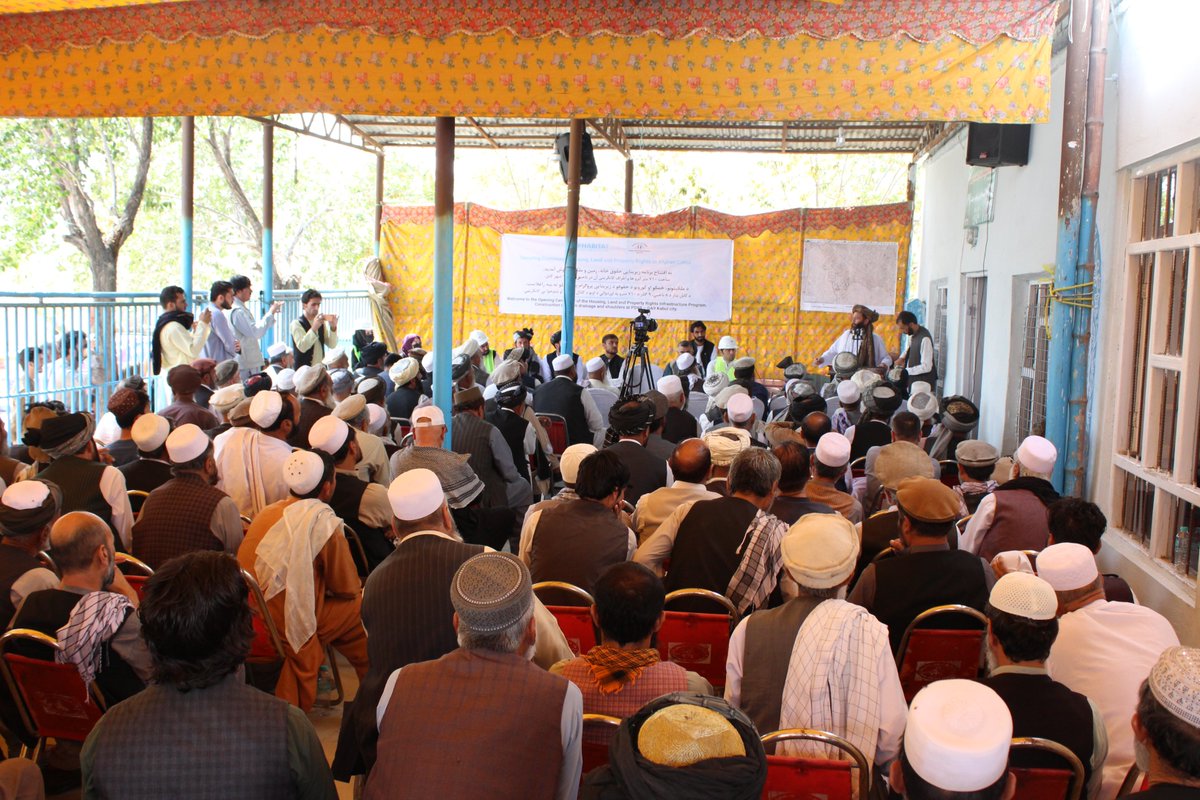 UNHabitatAf's tweet photo. Today, we've started constructing 710m drainage &amp; concreting 520m road in #PD8, #Kabul. Projects selected based on the communities’ needs.

Unpaved road made the residents' commuting arduous in the winter,&amp;due to the lack of drainage, rainwater flowed into the residential houses. https://t.co/55bm66aryr