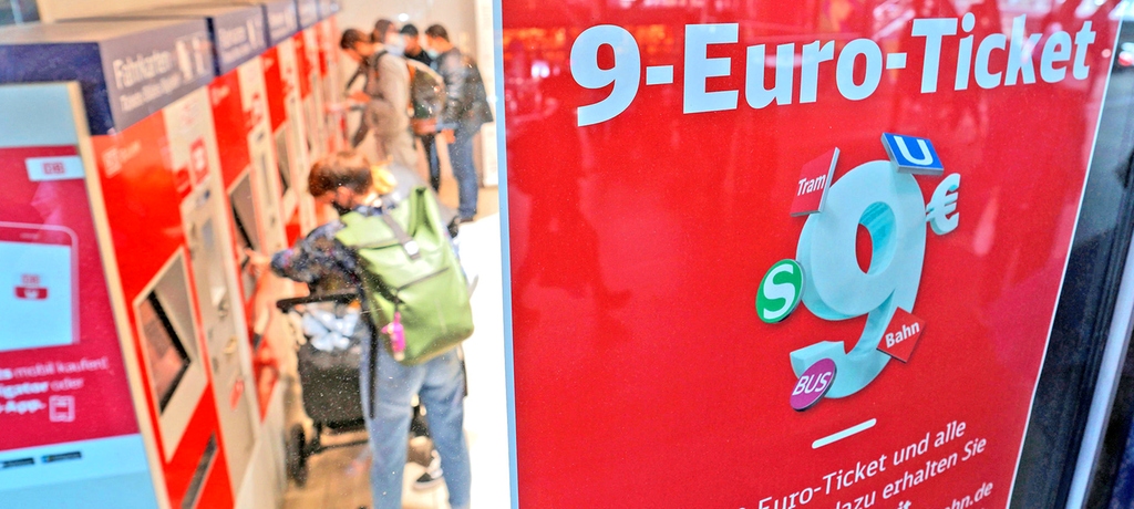 ◼️ Eine radikal einfache #Idee wird zerredet. Das #9EuroTicket ist kein Ferienticket, sondern der Einstieg in das #Umdenken der #Mobilität. Es ist ein Beitrag zum #Klimaschutz + smart zu erwerben + für alle da. Ohne Antrag, ohne Behörden, ohne Wartezeiten. #Zukunftsintelligenz ❤️