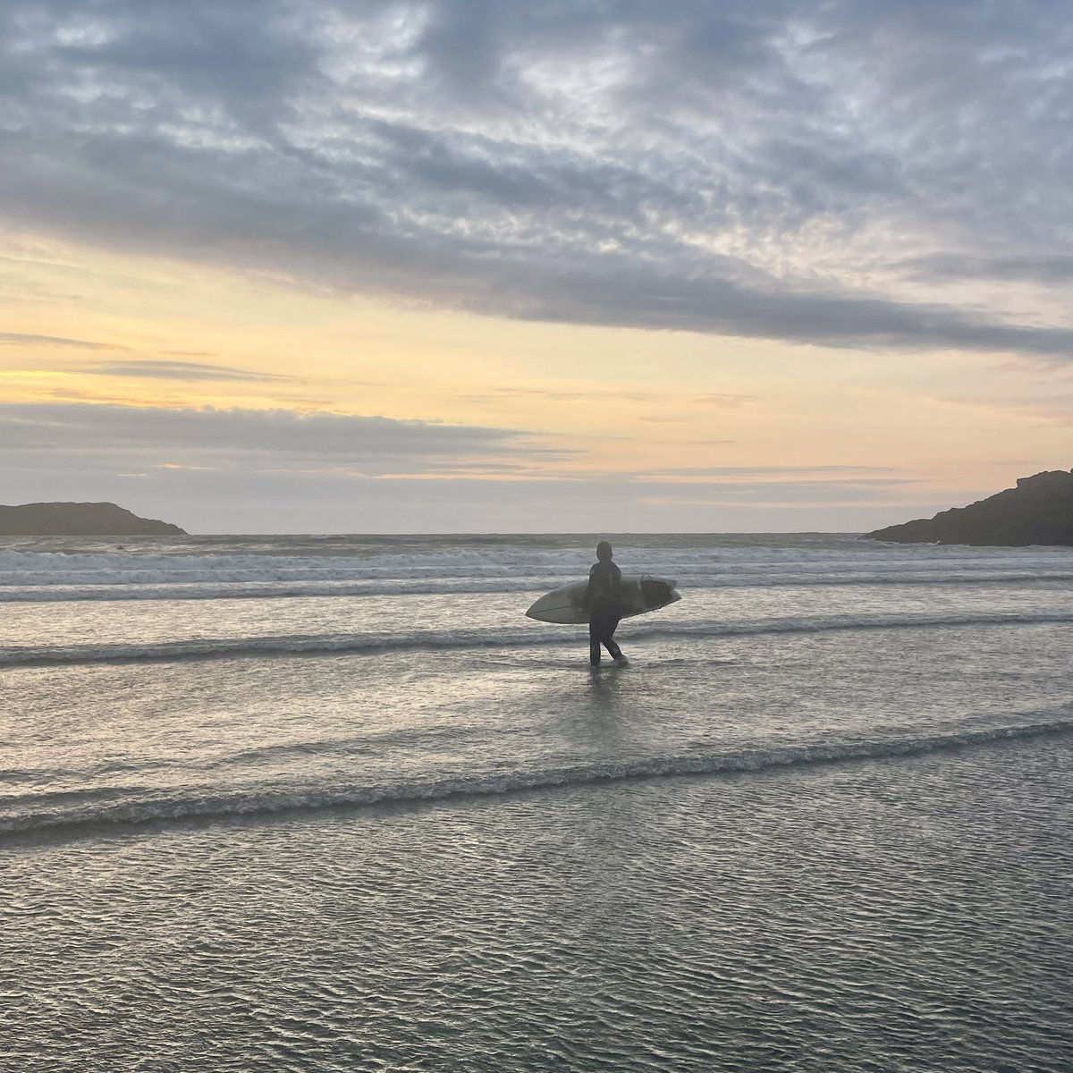 RoseCottage_'s tweet photo. Wild and windy weather yesterday at Cemaes Bay, great for the surfers though @surfing #surfing #wildweather #Anglesey #sunset #sunsetphotography #sunsets # https://t.co/pkfbTLEd0A