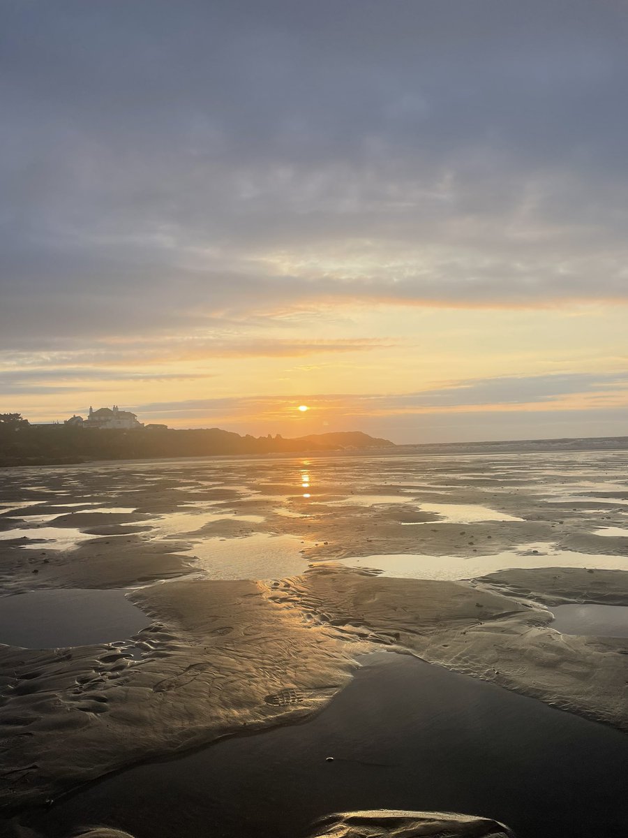 RoseCottage_'s tweet photo. Wild and windy weather yesterday at Cemaes Bay, great for the surfers though @surfing #surfing #wildweather #Anglesey #sunset #sunsetphotography #sunsets # https://t.co/pkfbTLEd0A