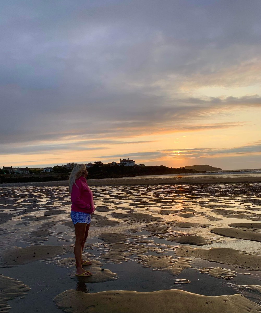 RoseCottage_'s tweet photo. Wild and windy weather yesterday at Cemaes Bay, great for the surfers though @surfing #surfing #wildweather #Anglesey #sunset #sunsetphotography #sunsets # https://t.co/pkfbTLEd0A