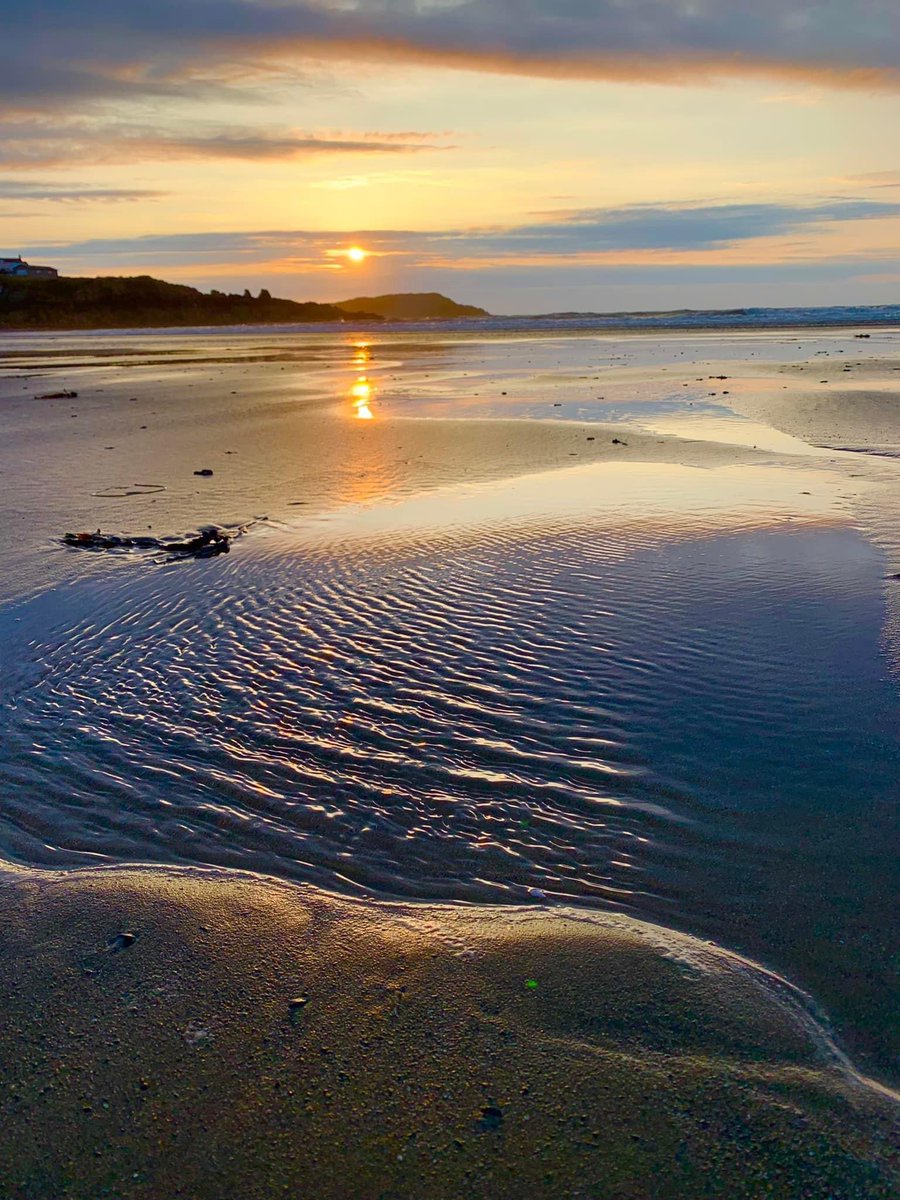 RoseCottage_'s tweet photo. Wild and windy weather yesterday at Cemaes Bay, great for the surfers though @surfing #surfing #wildweather #Anglesey #sunset #sunsetphotography #sunsets # https://t.co/pkfbTLEd0A