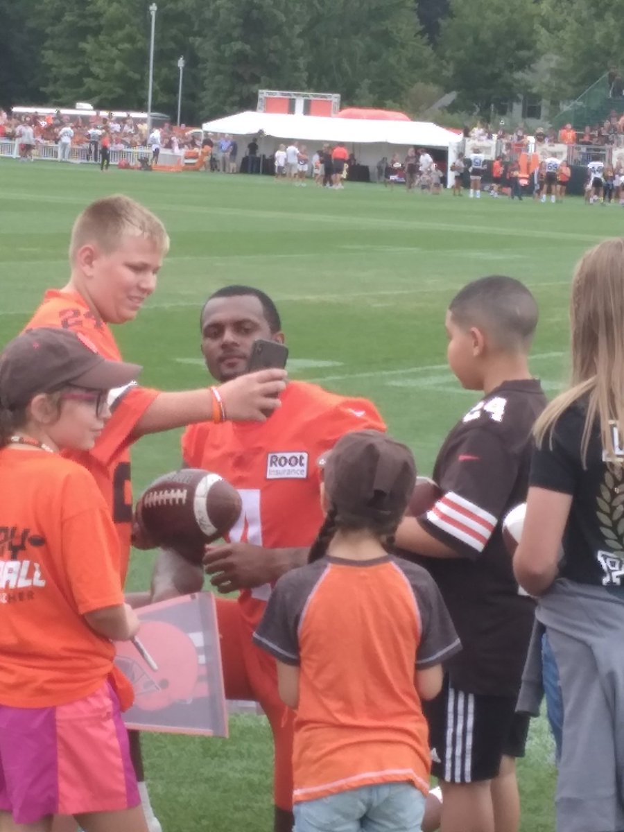 ZuppeSam's tweet photo. Deshaun signing autograph and taking pic with the kids after practice yesterday. https://t.co/k0dMQwHuR8