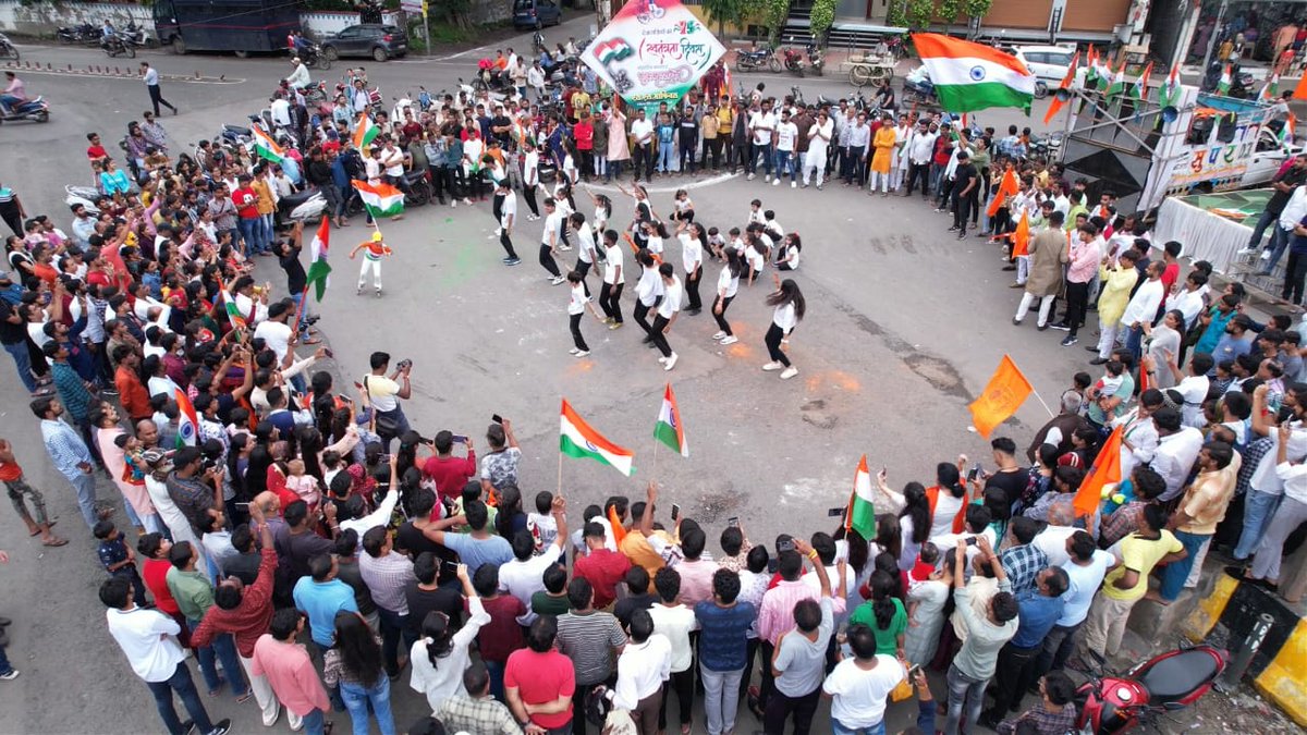 ABVPVoice's tweet photo. मालवा प्रांत में राष्ट्रीय कला मंच रतलाम नगर इकाई द्वारा स्वतंत्रता दिवस के अवसर पर फ्लैश माॅब का आयोजन किया गया जिसमें विद्यार्थियों ने देशभक्ति गीतों पर मनमोहक प्रस्तुति दी।

#IndiaAt75 
#IndependenceDay https://t.co/Wj6HohYb4p