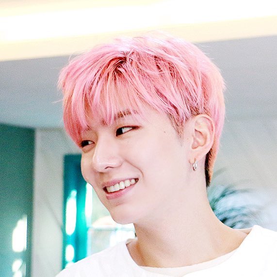alwaysluvyoo's tweet photo. 딸기 기현 🍓                                        블루베리 기현 🫐 https://t.co/zKcSj7s0RN