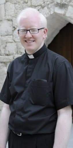 FonsiLoaiza's tweet photo. Se llama Óliver Fernández y es un sacerdote de Valladolid que enviaba mensajes sexuales y vídeos masturbándose a una niña rumana de 13 años que pedía limosna en la Iglesia. Dijo en el juicio que la víctima lo engatusó. Recibió la "medalla de los ángeles" por parte de la Policía. https://t.co/V7UioM1gV4