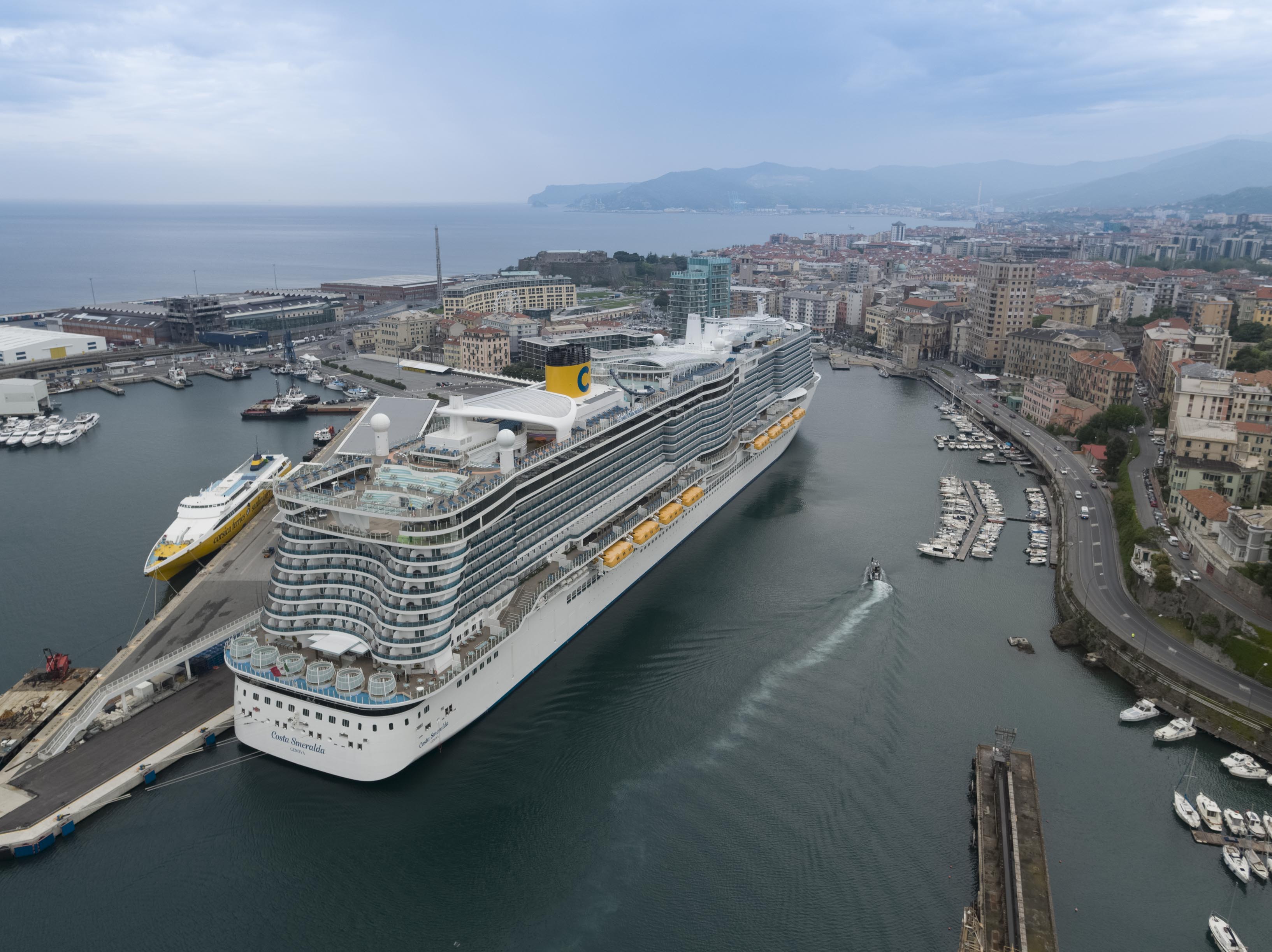 океанский лайнер msc. прециоза круизный лайнер. откуда отправляются круизные лайнеры. Wonder of the seas лайнер владивосток. круизный лайнер disney wish.