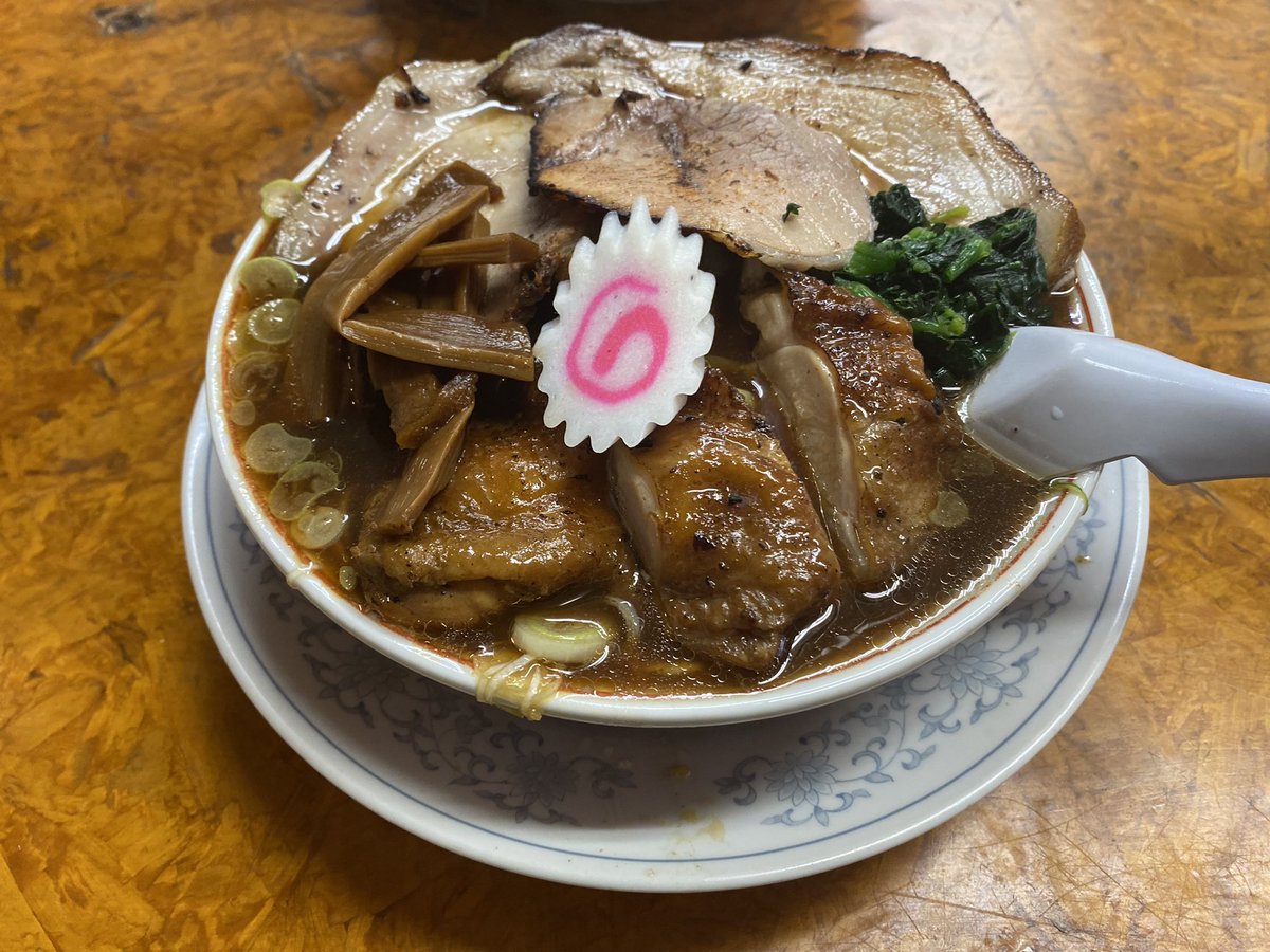 DistortHachioji's tweet photo. かし亀
生姜醤油チャーシュー麺（豚鶏）
麺友K氏の熱烈なリクエストで加須へ🚙
今日の🐢は肘、サッカーボールキック、4点ポジションでの頭部への膝蹴り有りの過激な塩分濃度🧂🧂🧂
ひ弱な僕達は汗だくで喰らいつき、フラフラ（K氏はテカテカ👨‍🦲✨）になりながらもなんとか完食💦💦💦
ご馳走様でした！🙏 https://t.co/1lLxNnqdl0