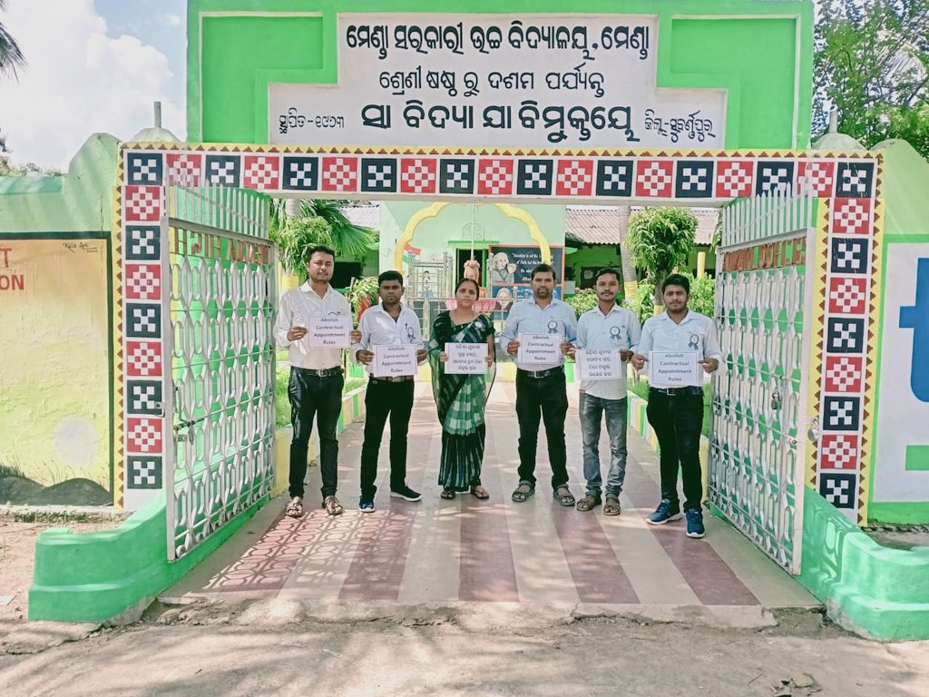 OGCEA's tweet photo. ଚୁକ୍ତିଭିତ୍ତିକ ନିଯୁକ୍ତି ଉଚ୍ଛେଦ ଦାବିରେ ବିଭିନ୍ନ ବିଭାଗ ରେ କାର୍ଯ୍ୟରତ ଓଡିଶା ସରକାରୀ ଚୁକ୍ତିଭିତ୍ତିକ କର୍ମଚାରୀ ମାନ ଙ୍କ କଳା ବ୍ୟାଚ ପରିଧାନ ସହ ଶାନ୍ତିପୂର୍ଣ ବିକ୍ଷୋଭ ପ୍ରଦର୍ଶନ ଦ୍ୱିତୀୟ ଦିନରେ. ମାନ୍ୟବର @CMO_Odisha &amp; @SecyChief ମହୋଦୟ ଙ୍କୁ ଅନୁରୋଧ 🙏ଓଡିଶା ରୁ ଠିକା/ପ୍ରାରମ୍ଭିକ ନିଯୁକ୍ତି ଉଚ୍ଛେଦ କରନ୍ତୁ. https://t.co/mpeYq0Ky7Y