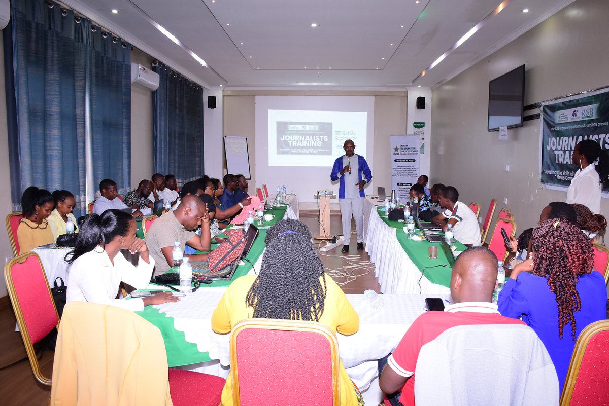 sammycelestn's tweet photo. #Thread #RwOT #JournalistsTraining2022
Day2:
#HappeningNow: ES wa @RMC_Rwanda, Mugisha Emmanuel yibukije Abanyamakuru bari mu mahugurwa yateguwe na @rwandajsd ko Sosiyeti ifite uburenganzira bwo kubona amakuru bityo ko ari inshingano yabo.
@GovernanceRw @UNDP_Rwanda https://t.co/G3pGAWJFct