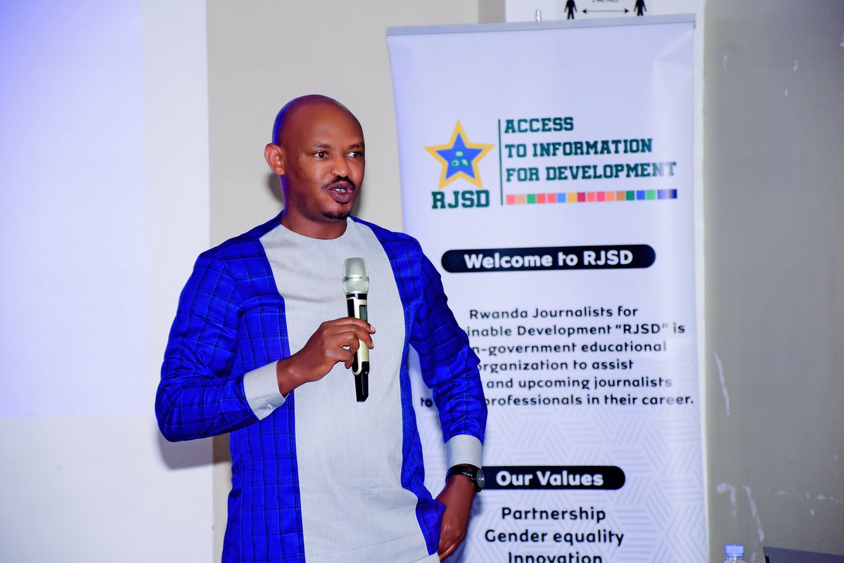 sammycelestn's tweet photo. #Thread #RwOT #JournalistsTraining2022
Day2:
#HappeningNow: ES wa @RMC_Rwanda, Mugisha Emmanuel yibukije Abanyamakuru bari mu mahugurwa yateguwe na @rwandajsd ko Sosiyeti ifite uburenganzira bwo kubona amakuru bityo ko ari inshingano yabo.
@GovernanceRw @UNDP_Rwanda https://t.co/G3pGAWJFct