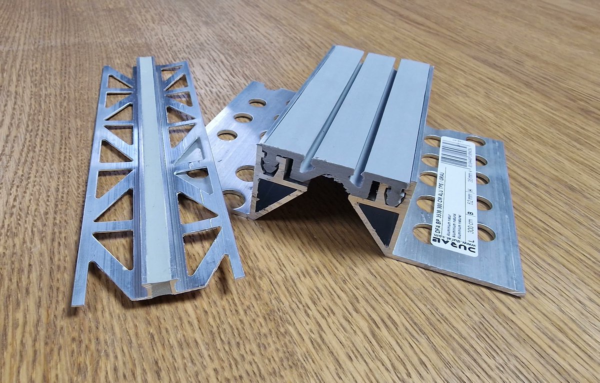 Dural_UK's tweet photo. When we say we specialise in movement joints, we weren't kidding! 
This heavy duty joint sample is making it's way over to a university project. 
Do you have a project that requires a structural movement joint? Get in touch! 

#ExpansionJoints #StructuralMovement #HereToHelp https://t.co/RTJhvFM8Db