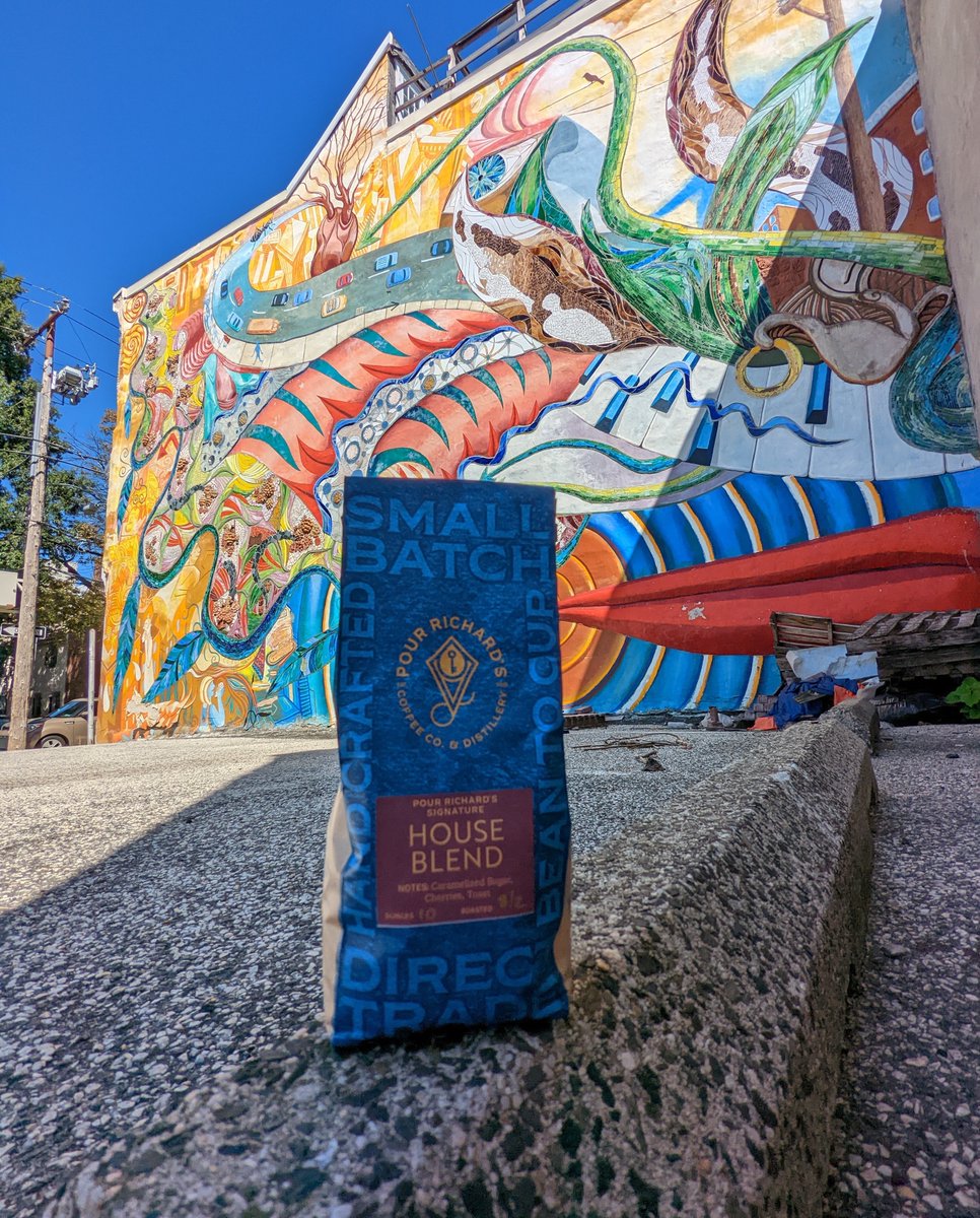 Globally-sourced, direct trade coffee, roasted to perfection right outside Philly 💪🏼
Grab your favorite bag of beans before we close at 1:30 today!
#supportlocal #philly #phillycoffee #phillysuburbs #mainline #coffeeroasters #wholebean #directtrade #supportourfarmers #craftcoffee
