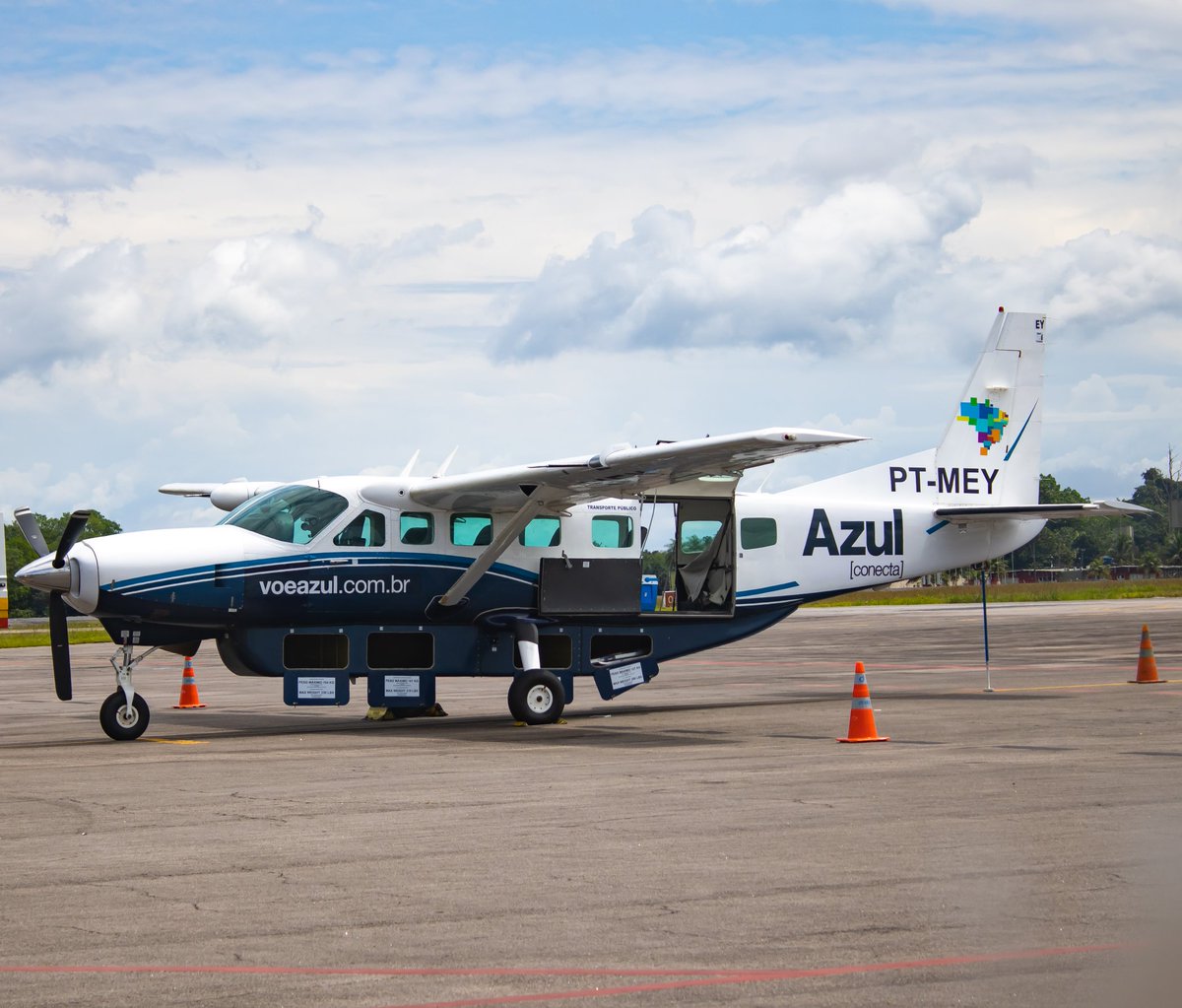 cnfapproach's tweet photo. ✈ Cessna 208B Grand Caravan
🆔️ PT-MEY
🇧🇷 @azulinhasaereas / AzulConecta
🌎 SBBE / BEL
.
✅️ Acompanhe no Facebook, Instagram e Twitter : @cnfapproach
.
#cessna #cessna208b #cnfapproach #avgeek #azulinhasaereas #azulconecta https://t.co/YsM4PDFDsZ