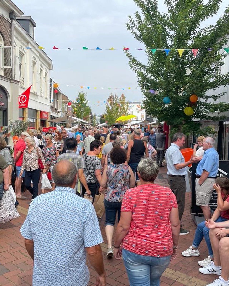 Vanmorgen was ik namens de <a href="/Gem_Berkelland/">Gemeente Berkelland</a> aanwezig bij de opening van de 30ste #Jammarkt in #Neede. Vele vrijwilligers hebben ook dit jaar hun medewerking verleend bij dit prachtige evenement! Komend jaar is <a href="/stephbelgje/">Stephanie Geldof</a> Jamkoningin.