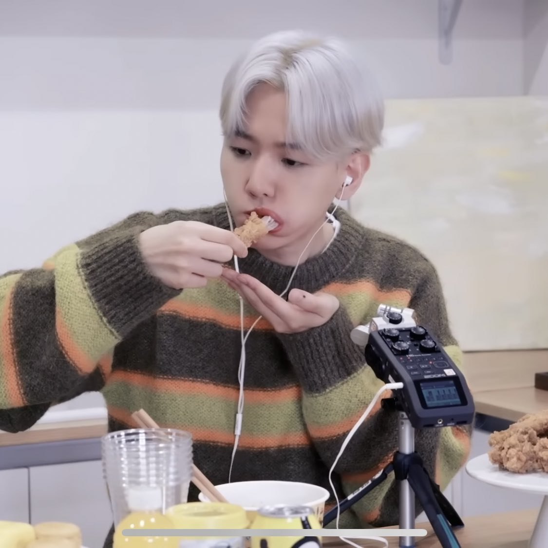 گشنم شد
ولی غذا نمیخوام
بیون بکهیون میخوام واسه خوردن
<a href="/weareoneEXO/">EXO</a> <a href="/B_hundred_Hyun/">Baekhyun_EXO</a>